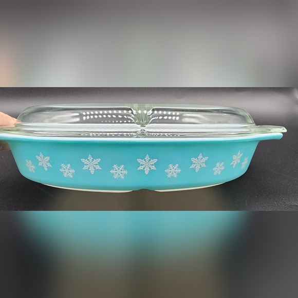Pyrex Turquoise Snowflake 1- 1/2 Quart Divided Dish - Picture 1 of 14